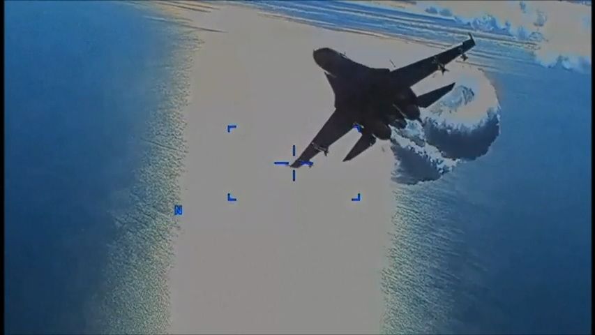 Záběry Pentagonu ukazují kontakt ruské stíhačky s americkým dronem
